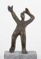 Mobile Preview: Handgegossene Bronzestatue auf Blausteinsockel von dem Bildhauer Francis Méan in der Kunstgallerie einBild einRahmen